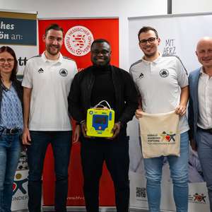„Herzsicher kicken“: Gerald Asamoah Stiftung spendet Defibrillatoren  an zwölf hessische Amateurvereine